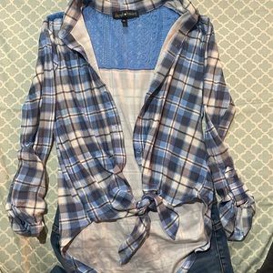 soft woman’s tie front flannel size small (32)